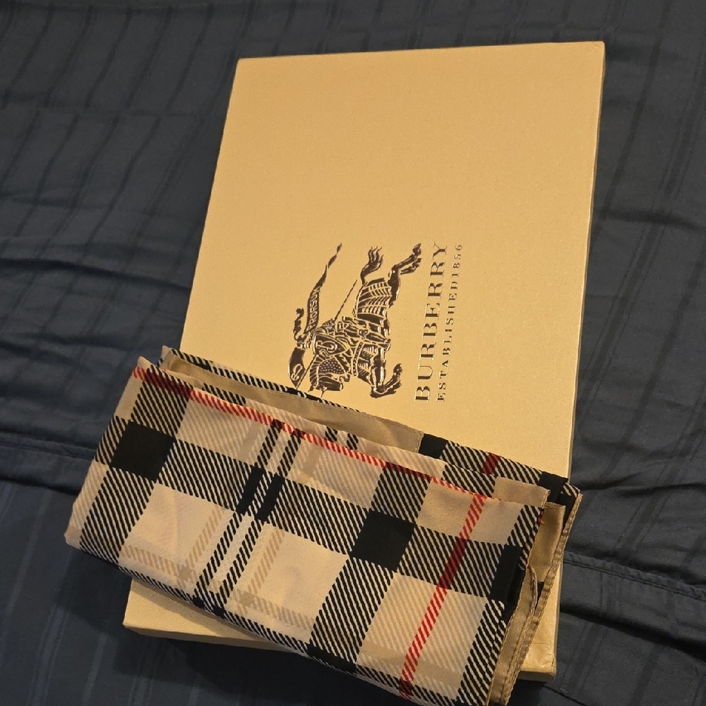 Elegant Checkered Scarf